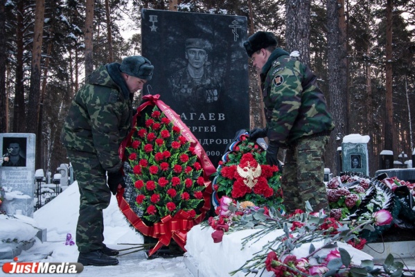 Сотрудники ГУФСИН области почтили память Героя России Сергея Багаева - Фото 1