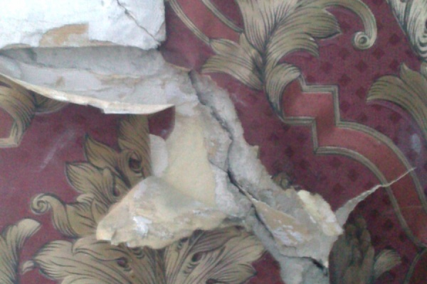 «Дом стал, как живой». Жильцы дома на Ботанике боятся находиться в своих квартирах - Фото 1