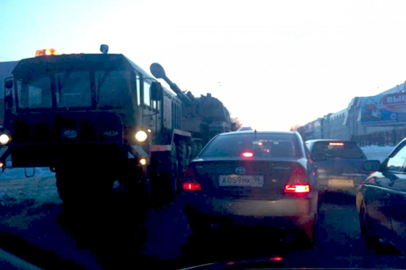 Екатеринбуржцы сфотографировали военную технику на улице Фронтовых Бригад - Фото 1