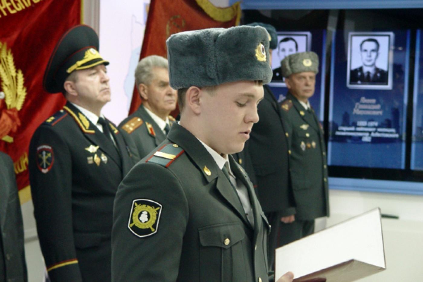 Полицейские-новобранцы приняли присягу у знамени 1929 года - Фото 1