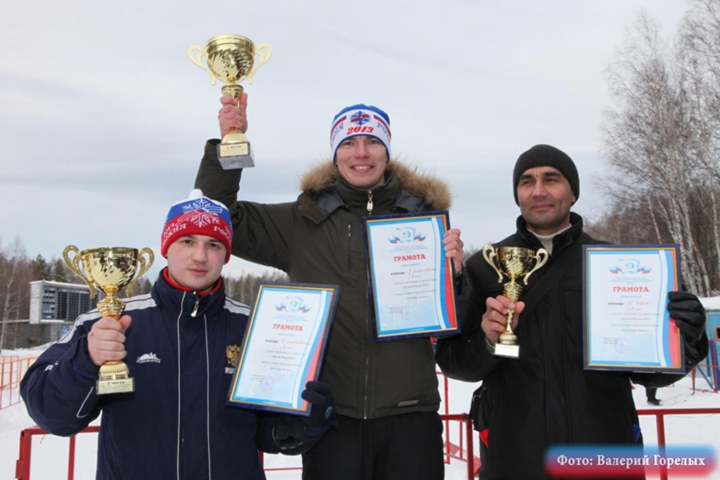 Силовики сменили кители на лыжные костюмы: на базе «Динамо» прошла массовая гонка с участием сотрудников правоохранительных структур - Фото 1