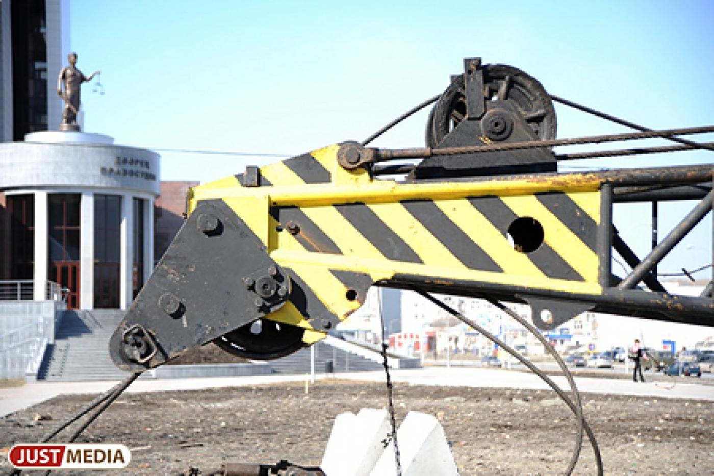 В Екатеринбурге приставы выселили две семьи, чьи дома встали на пути магистрального водовода - Фото 1