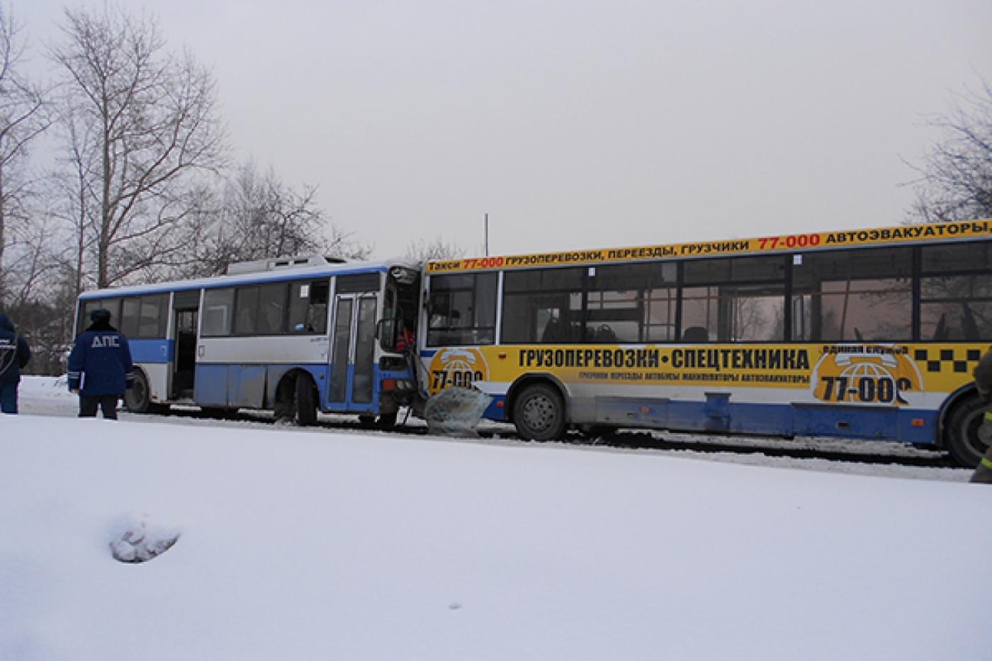 В Верхней Пышме столкнулись два рейсовых автобуса. Пострадали семь человек - Фото 1