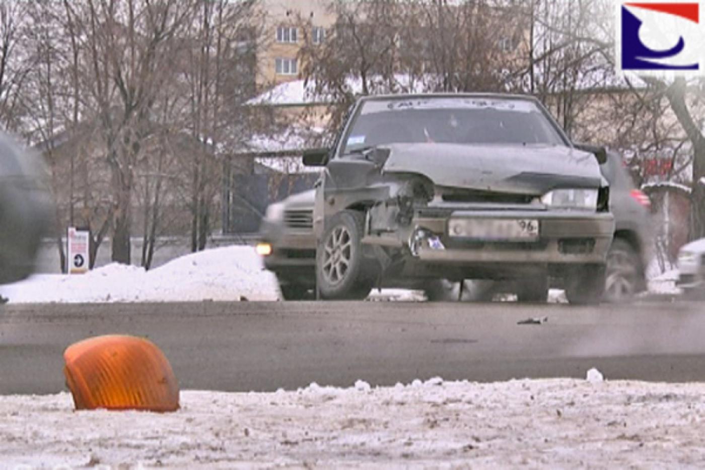 В Екатеринбурге рейсовый автобус столкнулся с легковушкой - Фото 1