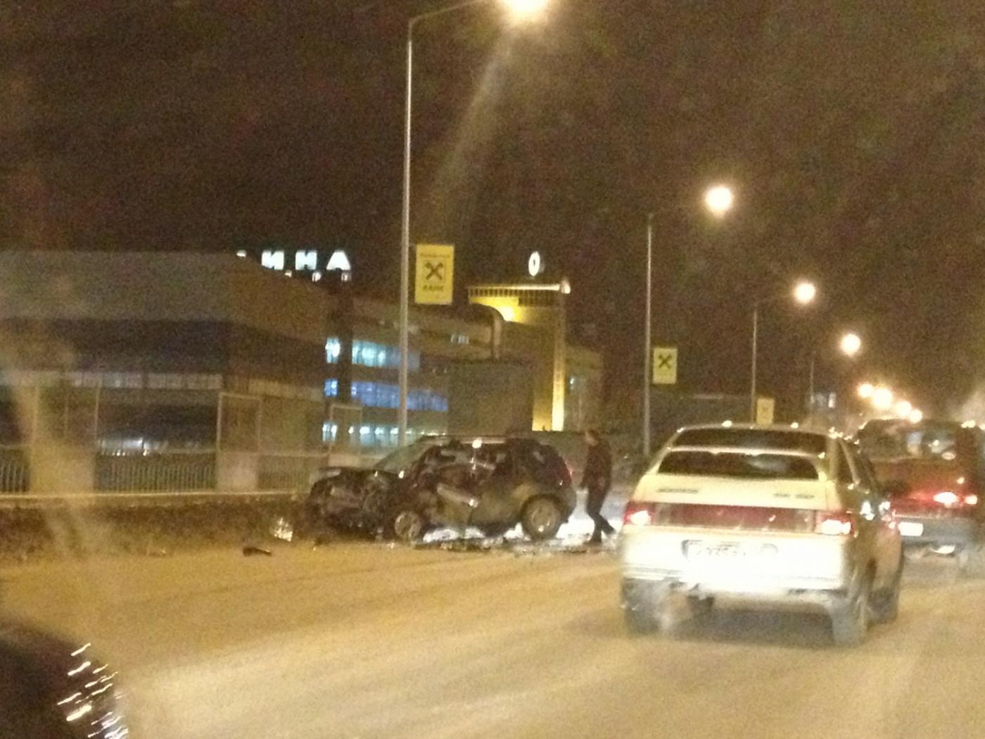 Страшное ДТП на Калиновском мосту: водитель Lada Priora разбил встречную машину всмятку - Фото 1