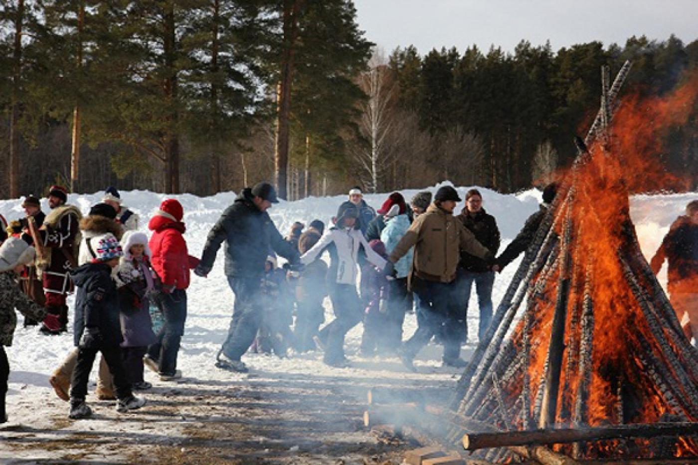 Уральцы отметили славянскую масленицу пением славянских рун и взятием снежного городка - Фото 1