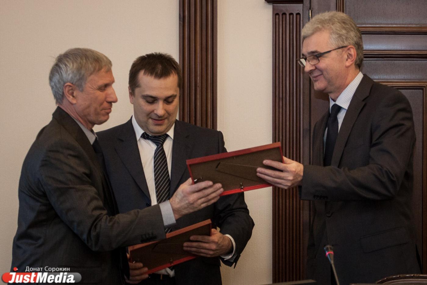 Якоб вручил грамоты строителям, ликвидировавшим последствия падения метеорита - Фото 1