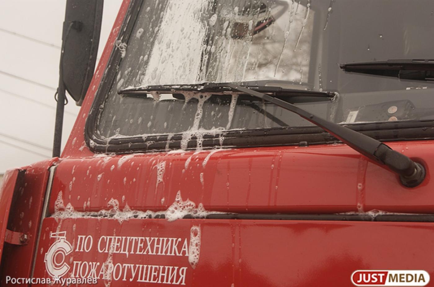 Под Красноуфимском в ДТП попала цистерна с кислотой. Последствия аварии более пяти часов ликвидировали спасатели и полиция - Фото 1