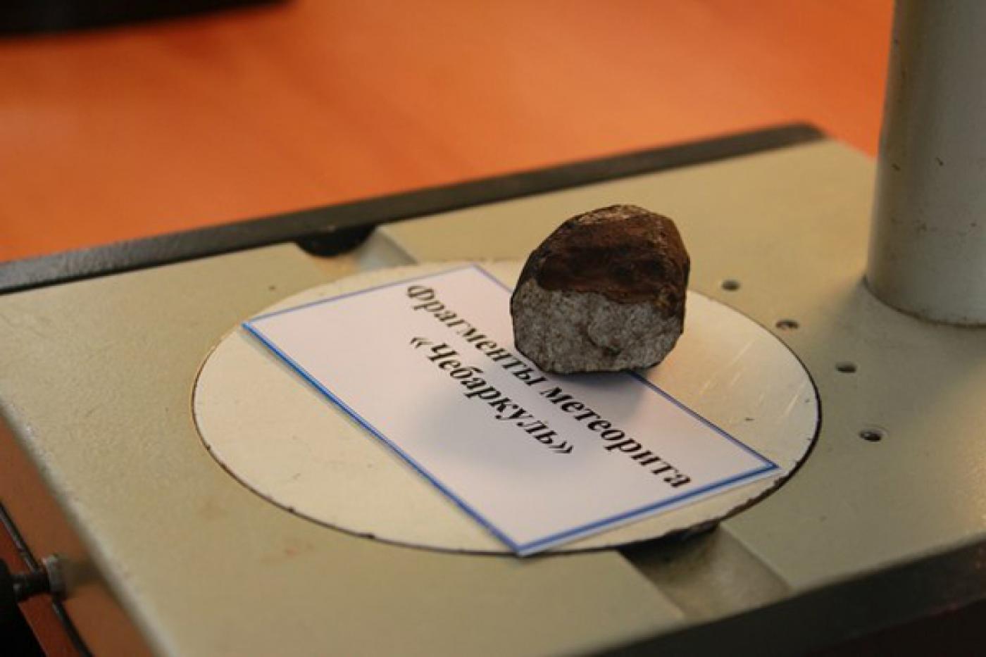 Лицом к лицу с «пришельцами»: в Екатеринбурге открылась выставка метеоритов - Фото 1