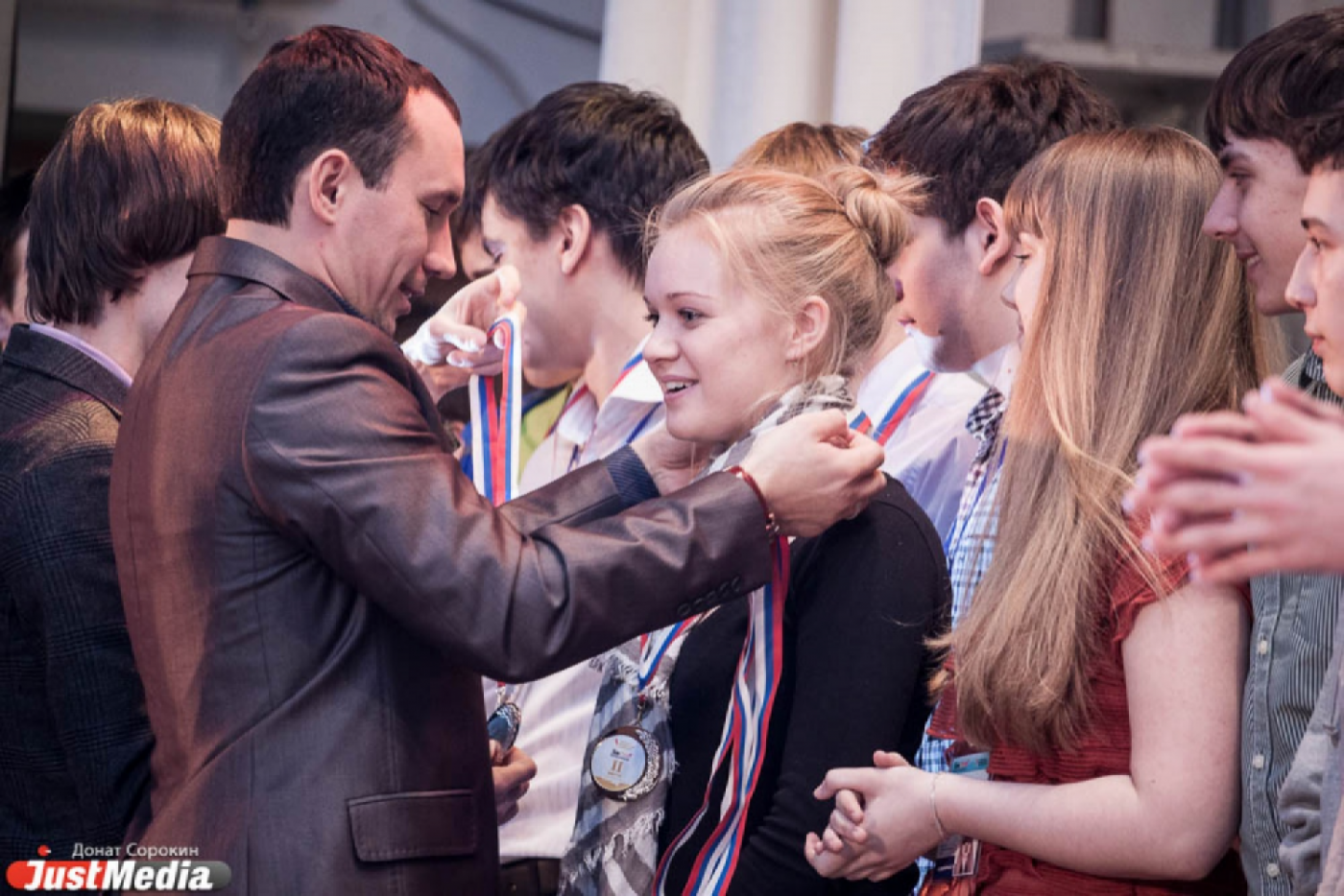 Почти 350 школьников отпраздновали выпускной, став участниками массового флешмоба - Фото 1