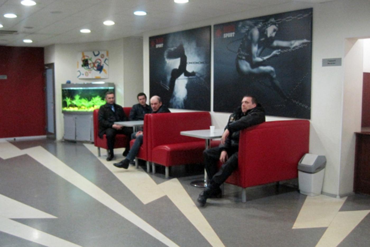 Около десяти вооруженных людей ворвались сегодня утром в клуб «NRG-sport» и выгнали клиентов - Фото 1