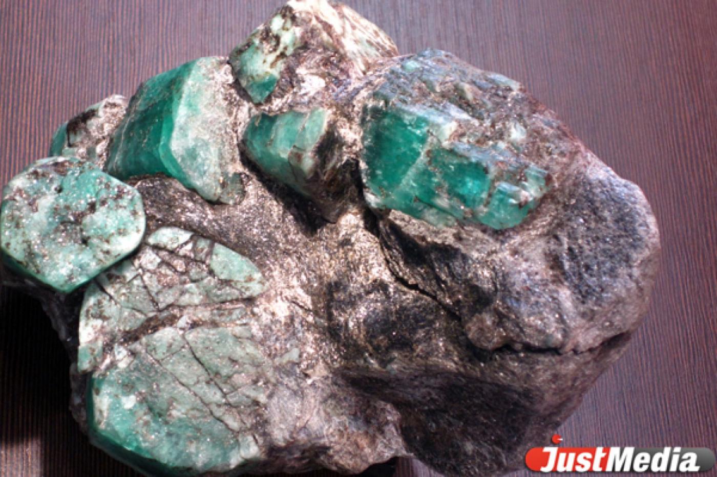 Рискуя заплатить штраф, коллекционер Владимир Дягилев показал общественности уникальный изумруд - Фото 1