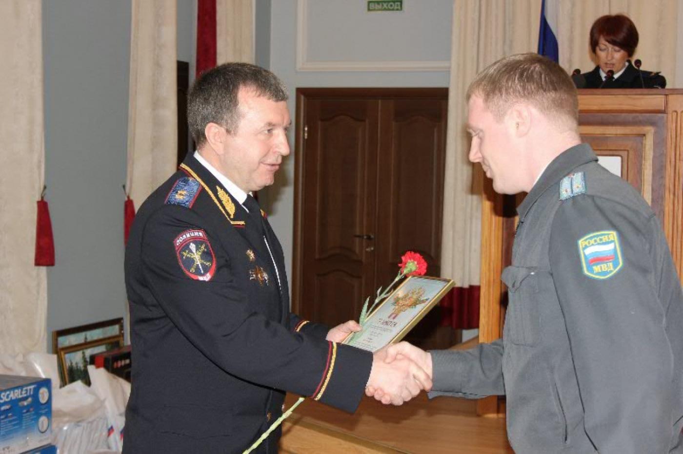 Полицейские следователи получили к юбилею службы награды и памятную книгу - Фото 1