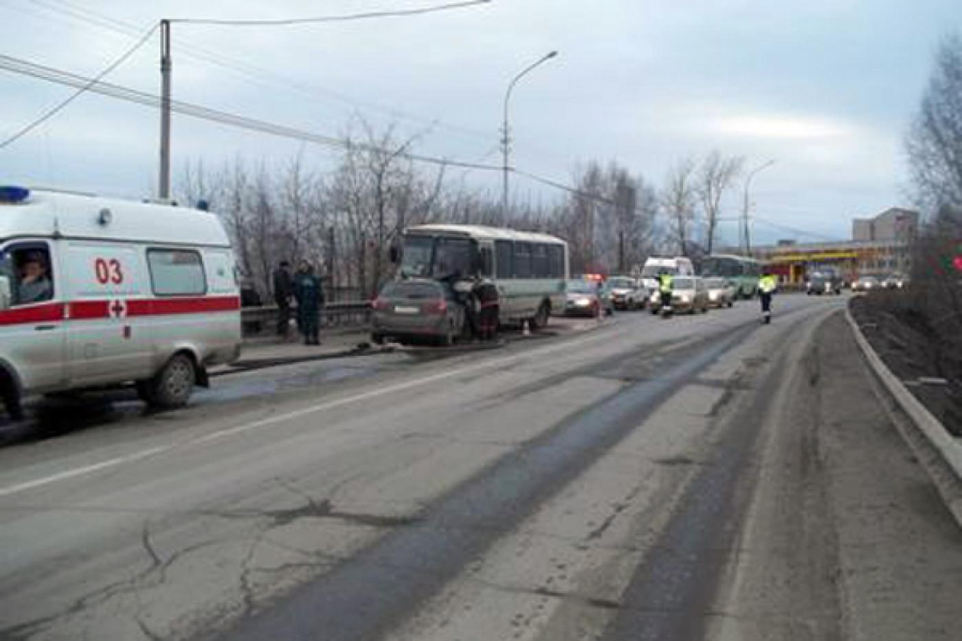 В Нижнем Тагиле из-за превышения скорости столкнулись Kia и автобус - Фото 1