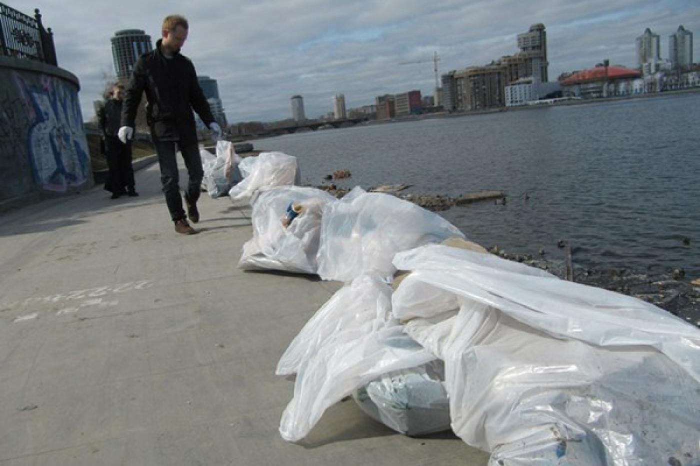 Золотая молодежь опередила команду Высокинского. Члены молодежного правительства собрали со дна Исети восемь мешков бутылок, остальное скрыла вода - Фото 1