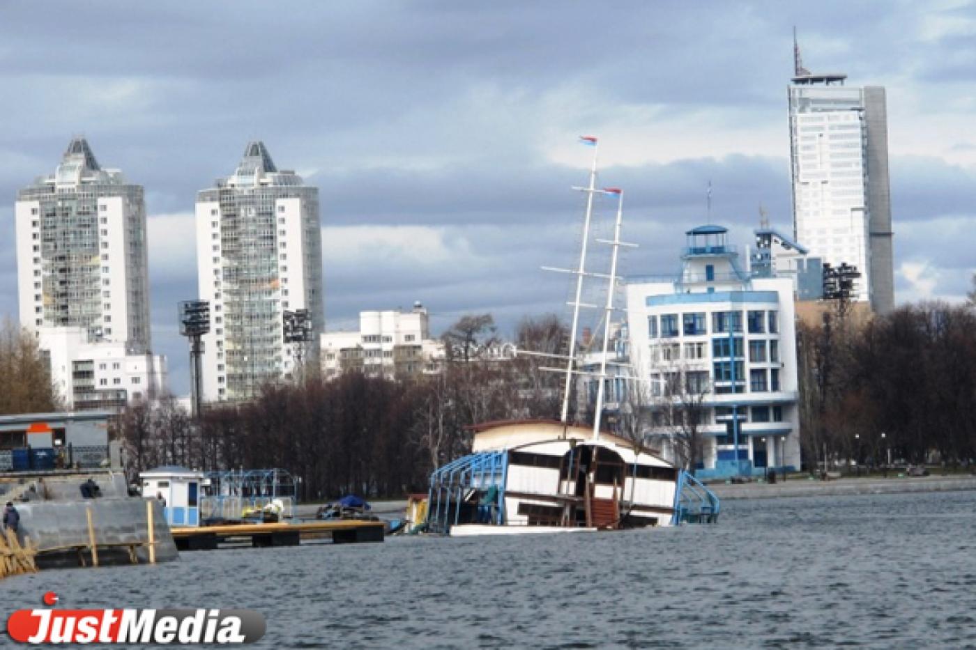 «Кораблик» идет ко дну. Кафе на городском пруду уже наполовину ушло под воду - Фото 1