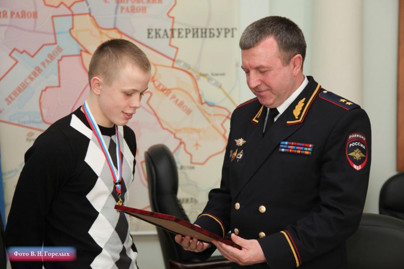 Начальник ГУ МВД области вручил юному победителю чемпионата России по рукопашному бою наручные часы - Фото 1
