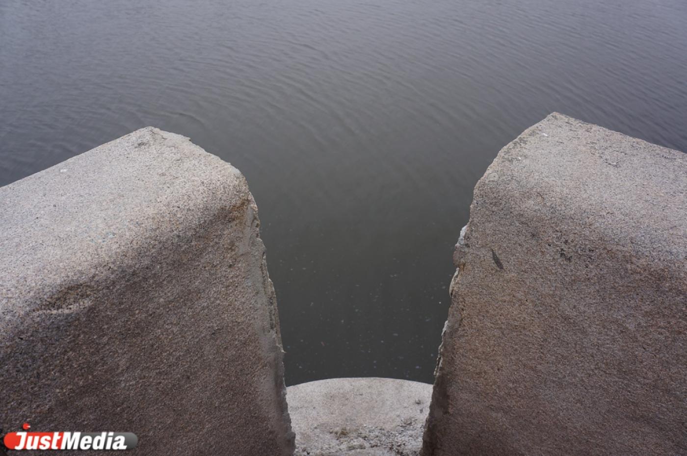 Вандалы выбили еще один гранитный «зуб» парапета на набережной городского пруда в Екатеринбурге - Фото 1