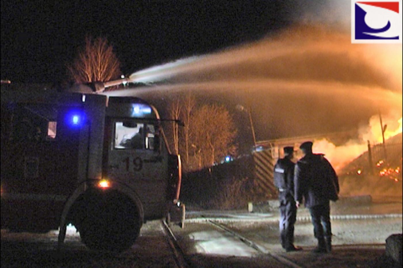 «Увидели пламя высотой с пятиэтажный дом». На улице Монтажников в Екатеринбурге горел склад с деревянными поддонами - Фото 1