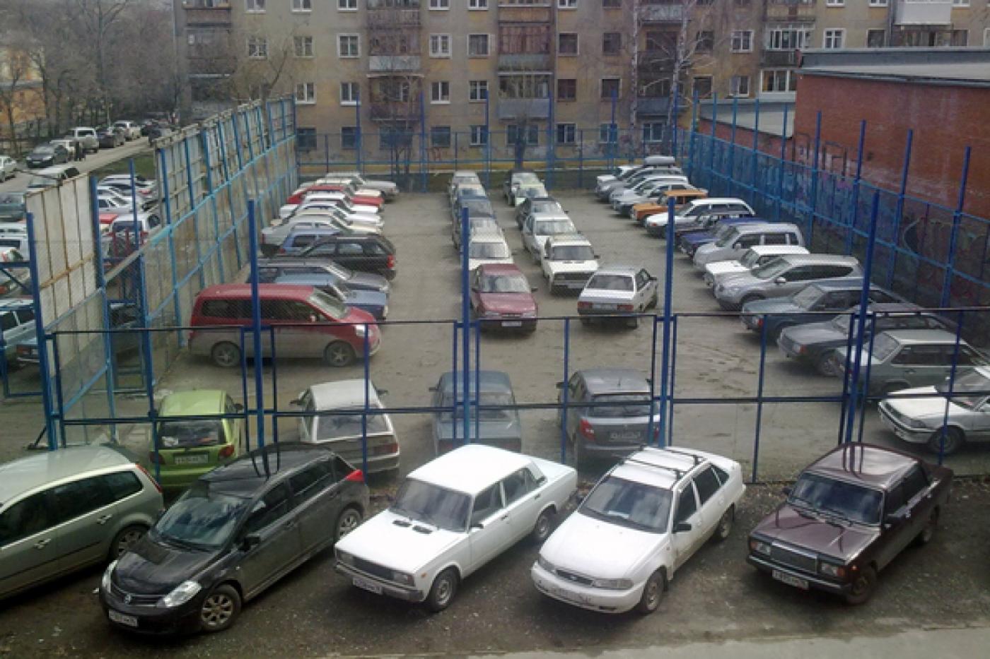 Жителям нескольких дворов на Уралмаше «Свидетели Иеговы» по выходным мешают спать и парковаться - Фото 1