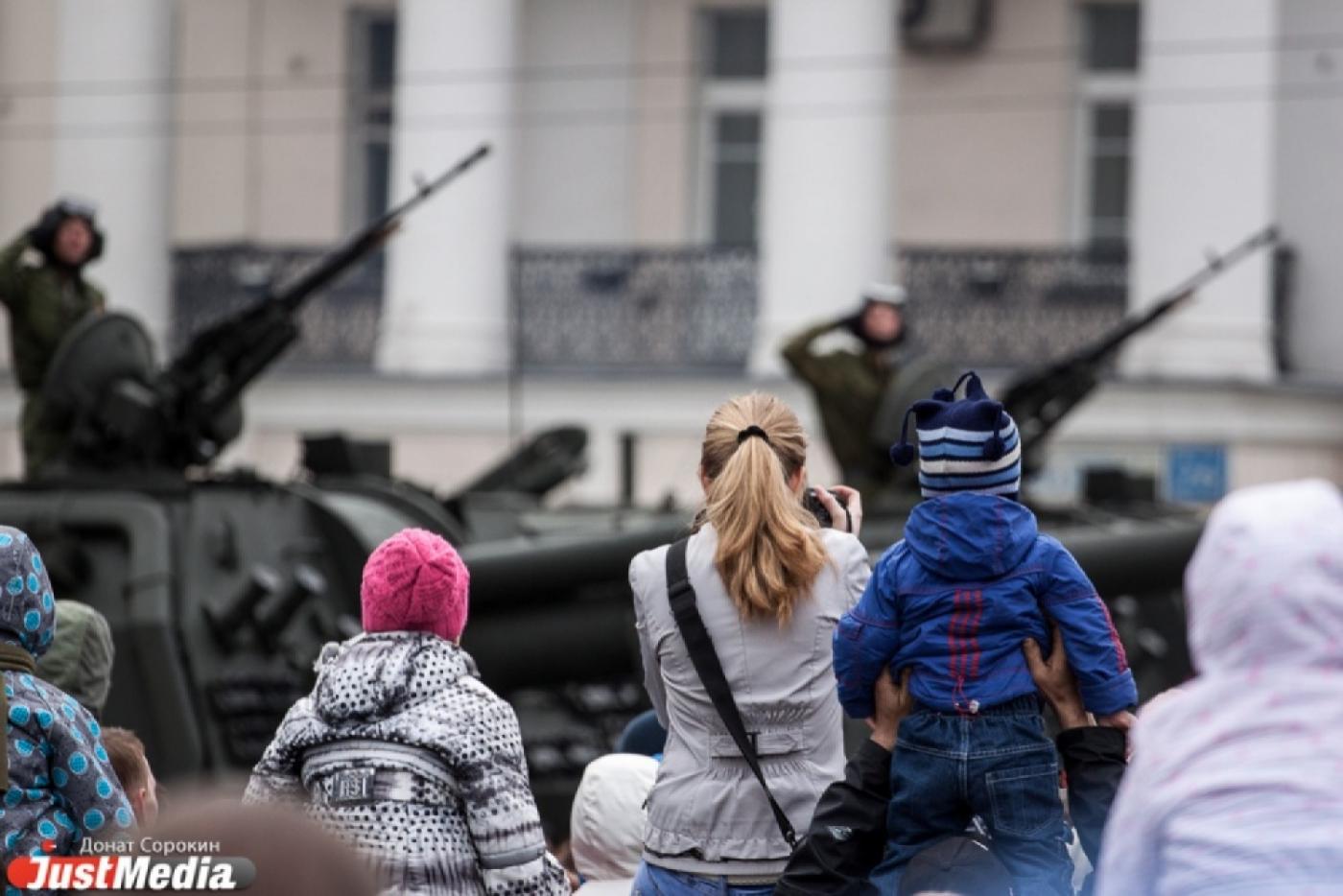 В праздничных мероприятиях в честь Дня Победы приняли участие около 310 тысяч свердловчан - Фото 1