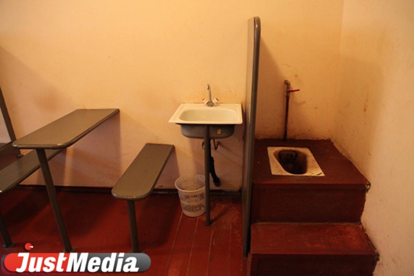 В Екатеринбурге арестованный за грабеж пытался повеситься в камере ИВС - Фото 1