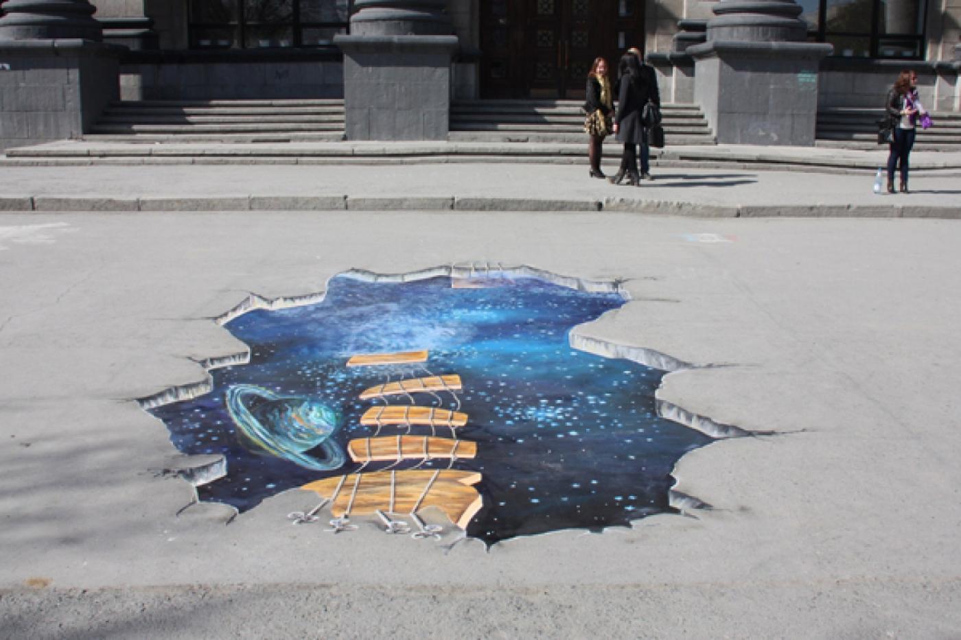 Возле УрГУ на асфальте возник разлом со звездным небом - Фото 1