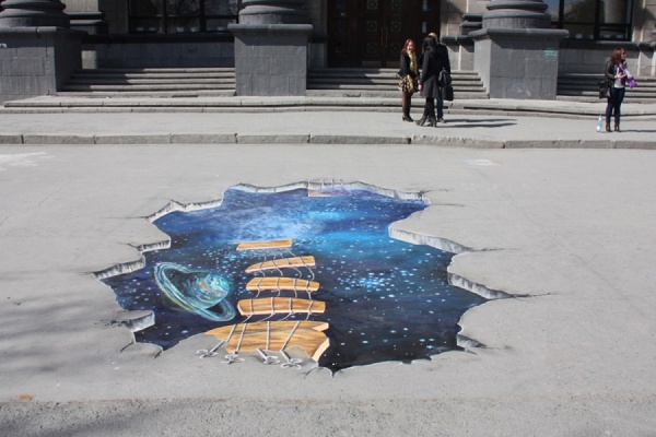 Возле УрГУ на асфальте возник разлом со звездным небом - Фото 1