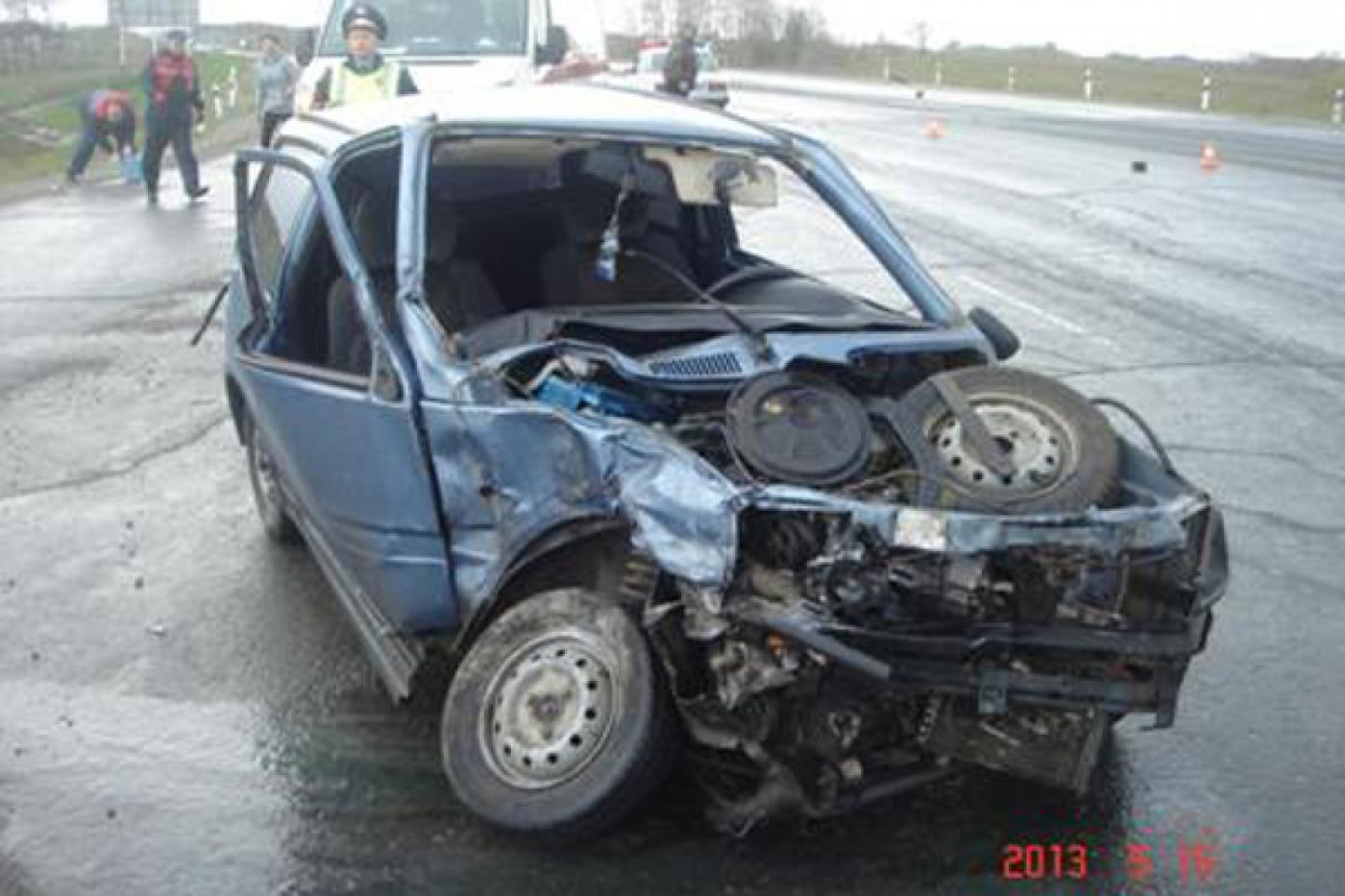 В Камышлове «Ока» врезалась в грузовик. Пострадали два человека - Фото 1