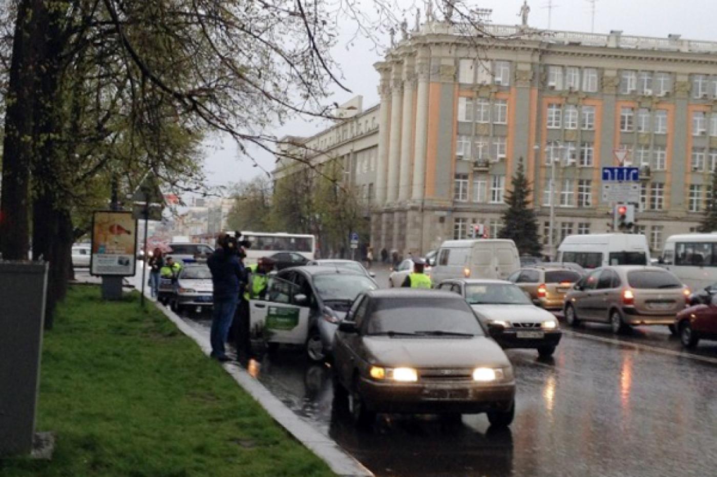 Сотрудники ГИБДД сегодня ловили родителей-нарушителей возле гимназии №9 - Фото 1