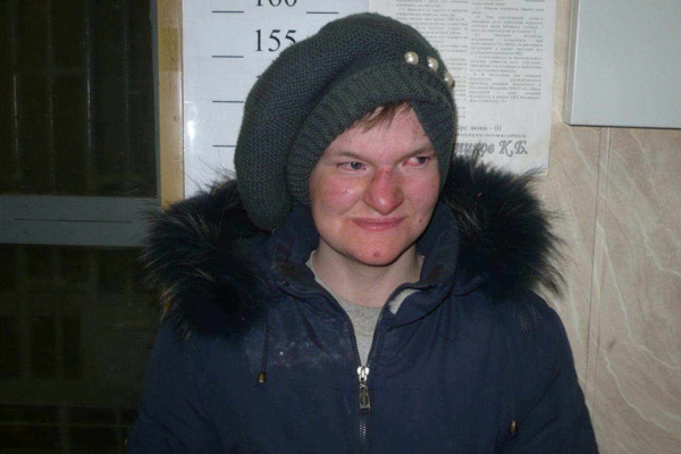 Сотрудники полиции просят помощи граждан в установлении личности женщины, обнаруженной на автотрассе - Фото 1