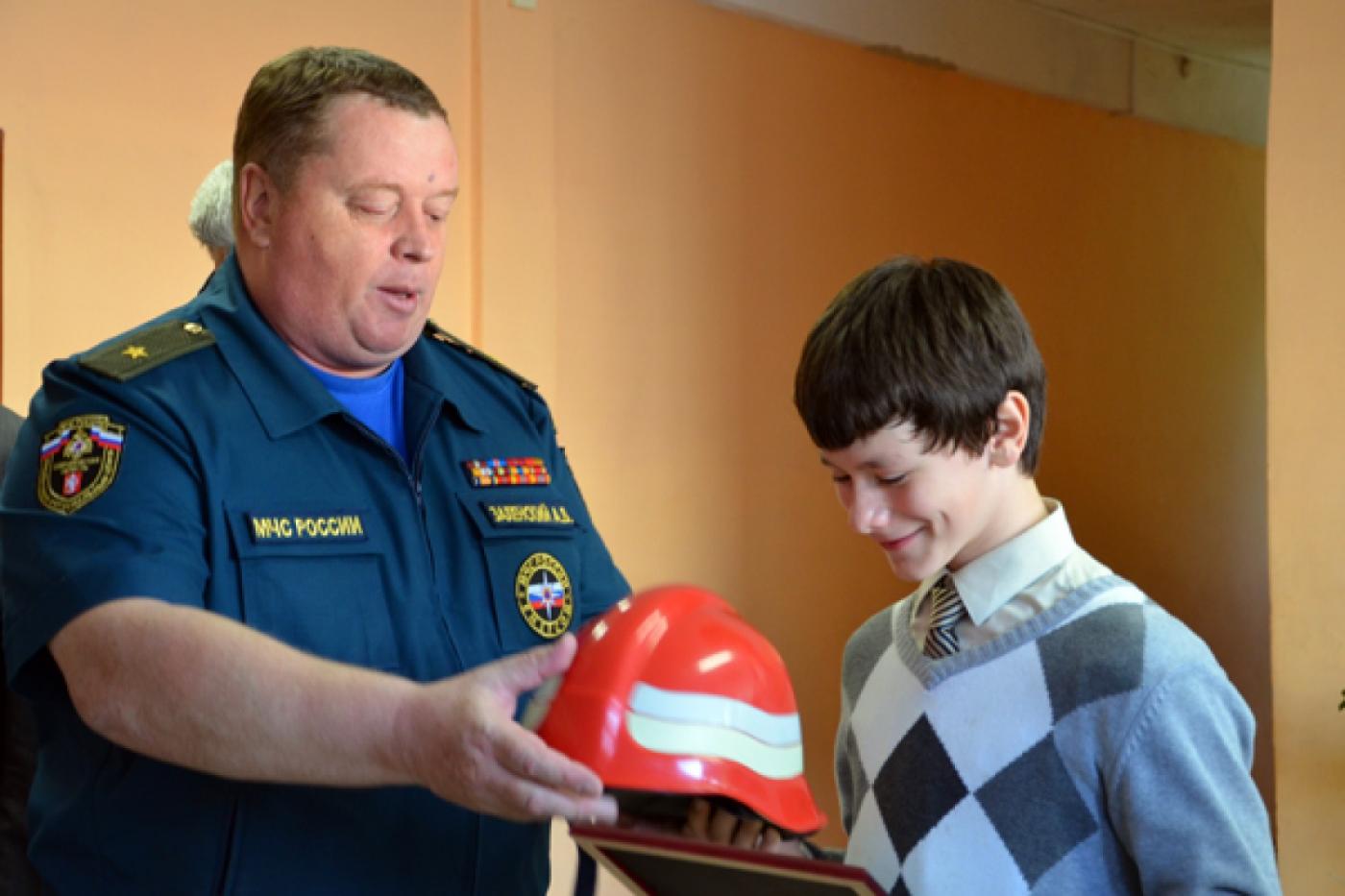 Начальник ГУ МЧС области подарил школьнику, спасшему пожилую женщину из огня, свою каску - Фото 1