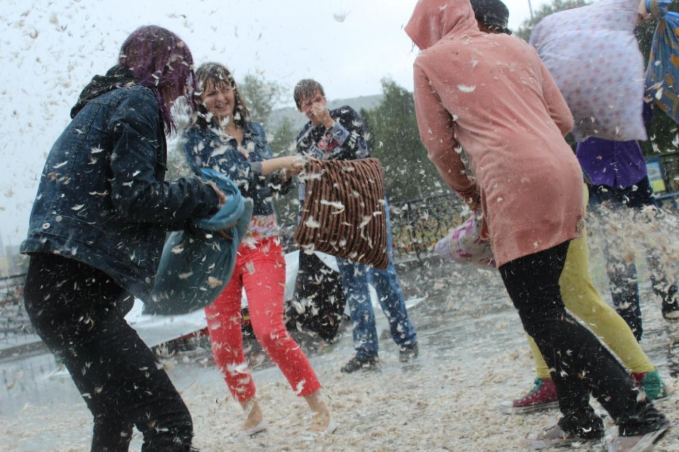 «Это будет хаос!».  В Екатеринбурге пройдет массовая драка …подушками - Фото 1