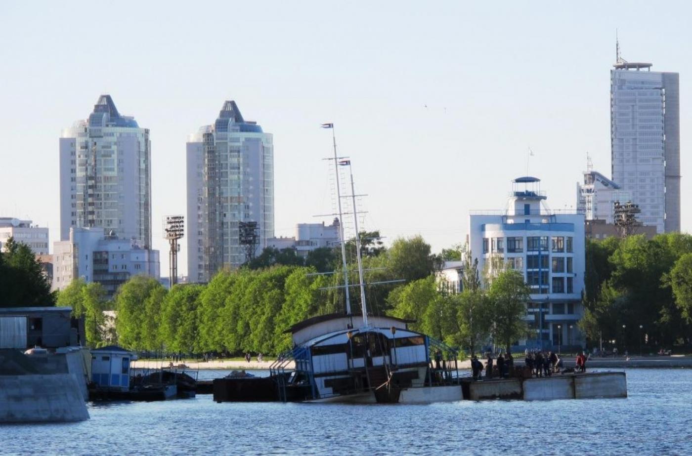 В Екатеринбурге со дна городского пруда подняли затонувший корабль - Фото 1
