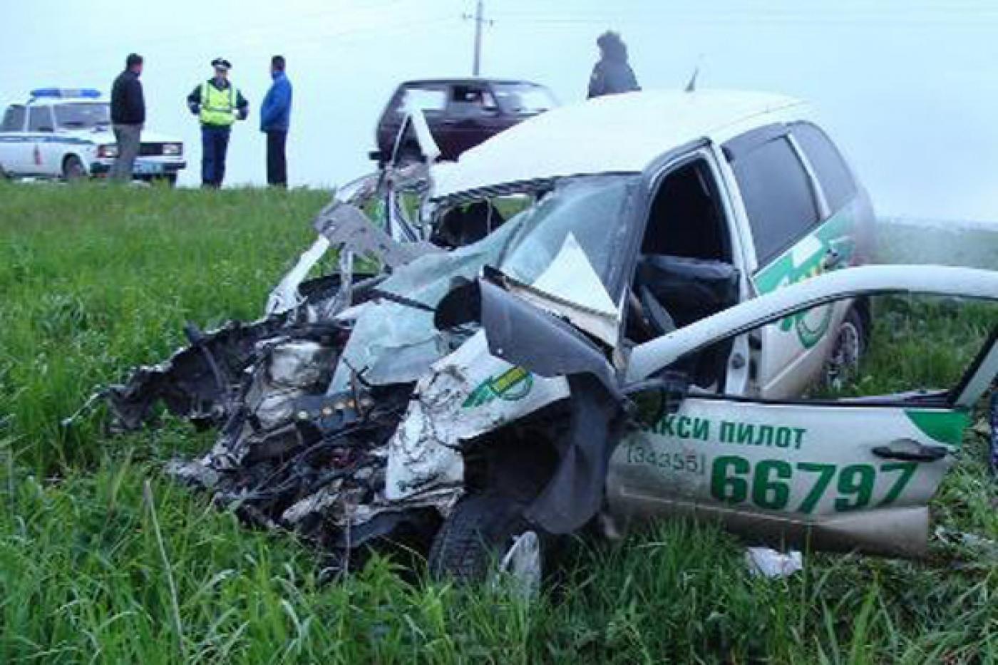 В результате столкновения «Лады» и грузовика один человек погиб, один получил тяжелые травмы - Фото 1