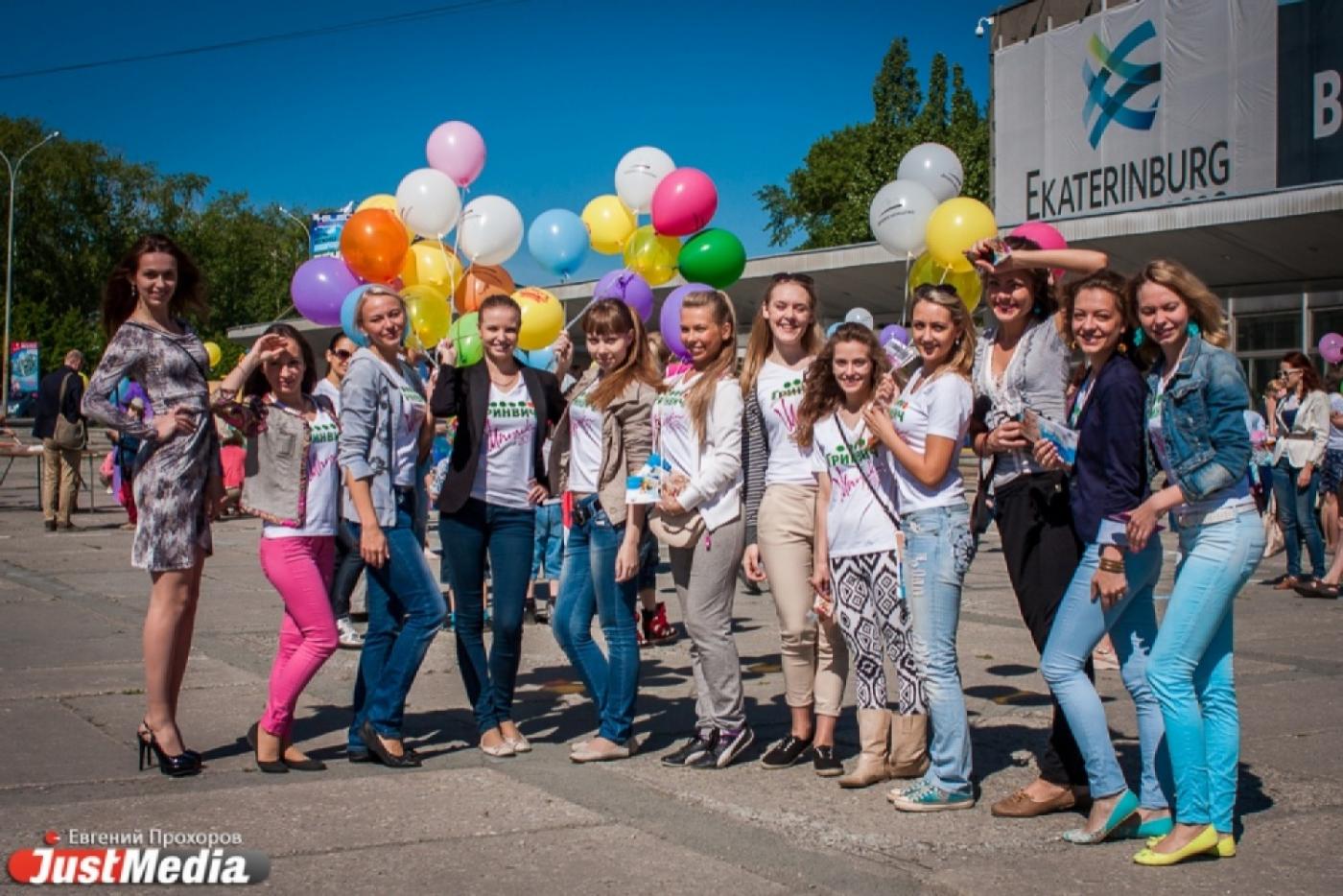 Горожанам предложили выбрать самую красивую выпускницу Екатеринбурга - Фото 1