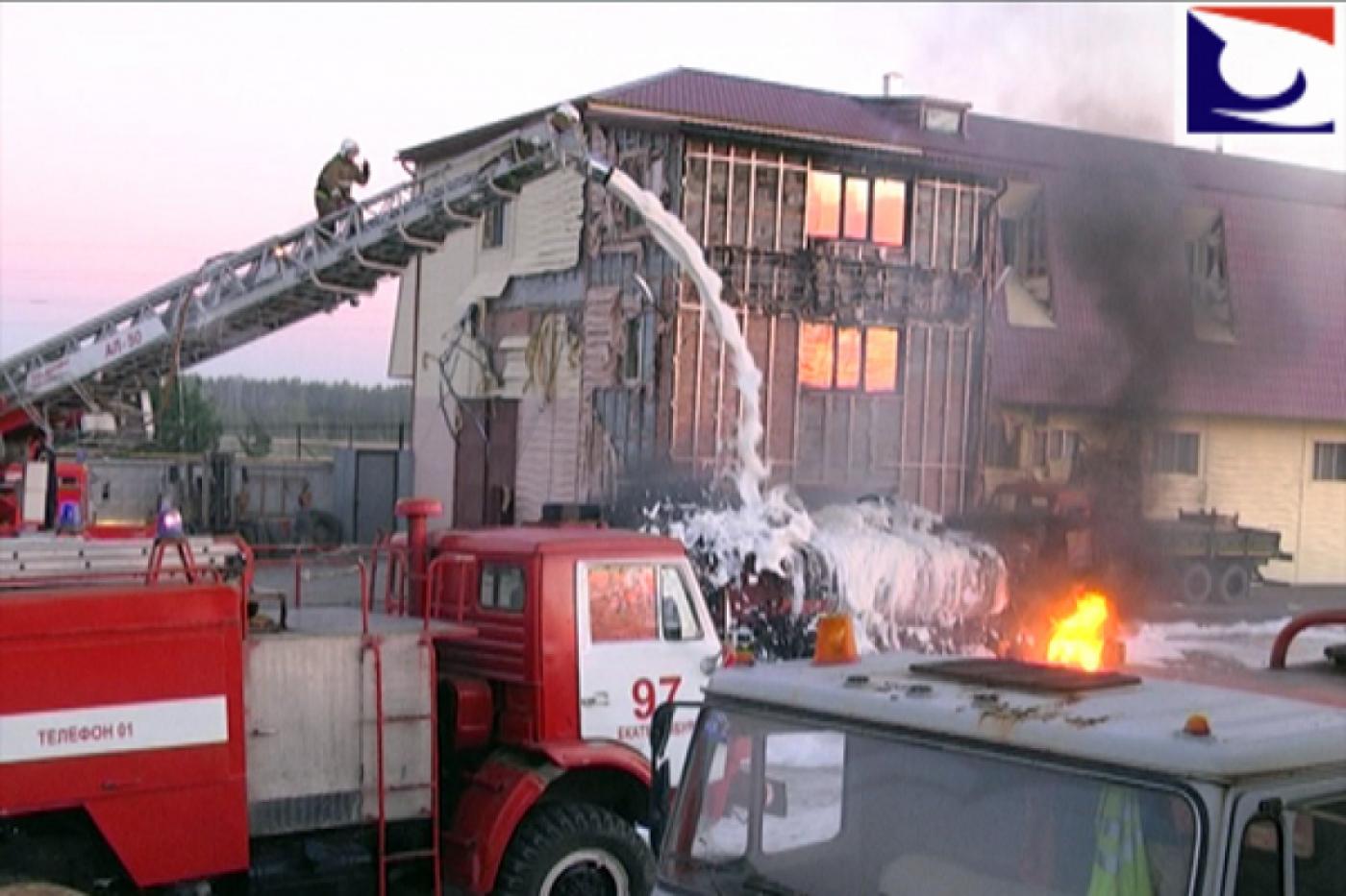 На Сибирском тракте сгорели бензовоз и прицеп-цистерна - Фото 1