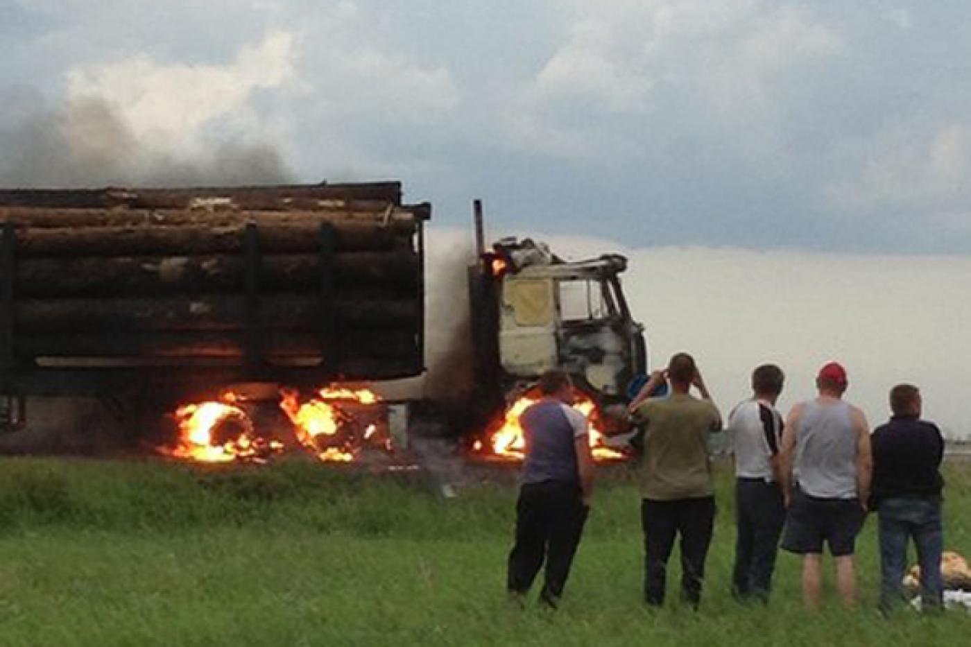 На трассе Реж—Екатеринбург сгорел лесовоз - Фото 1