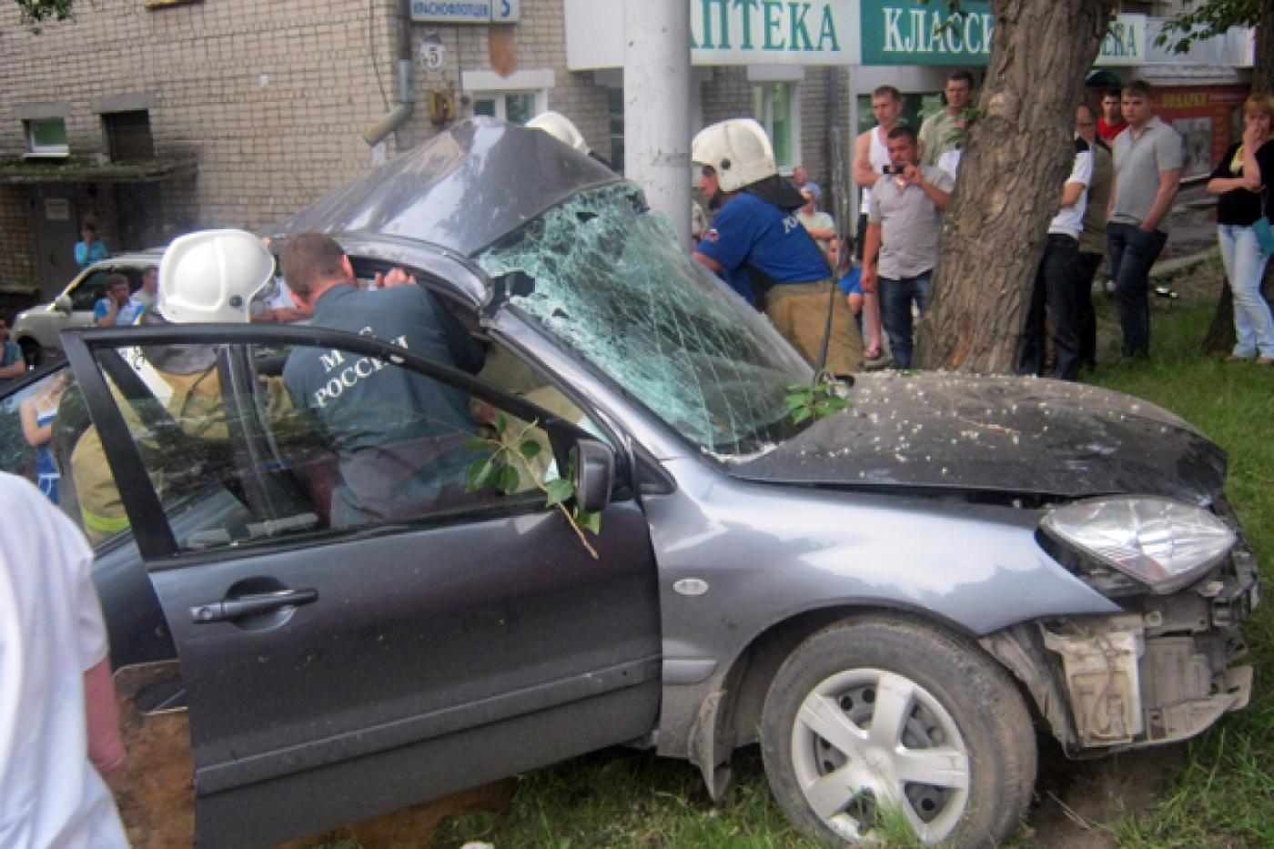 На улице Краснофлотцев иномарка врезалась в столб освещения - Фото 1