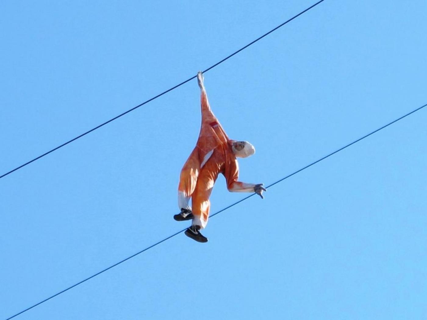 Куклу с человеческий рост повесили на провода в центре города - Фото 1