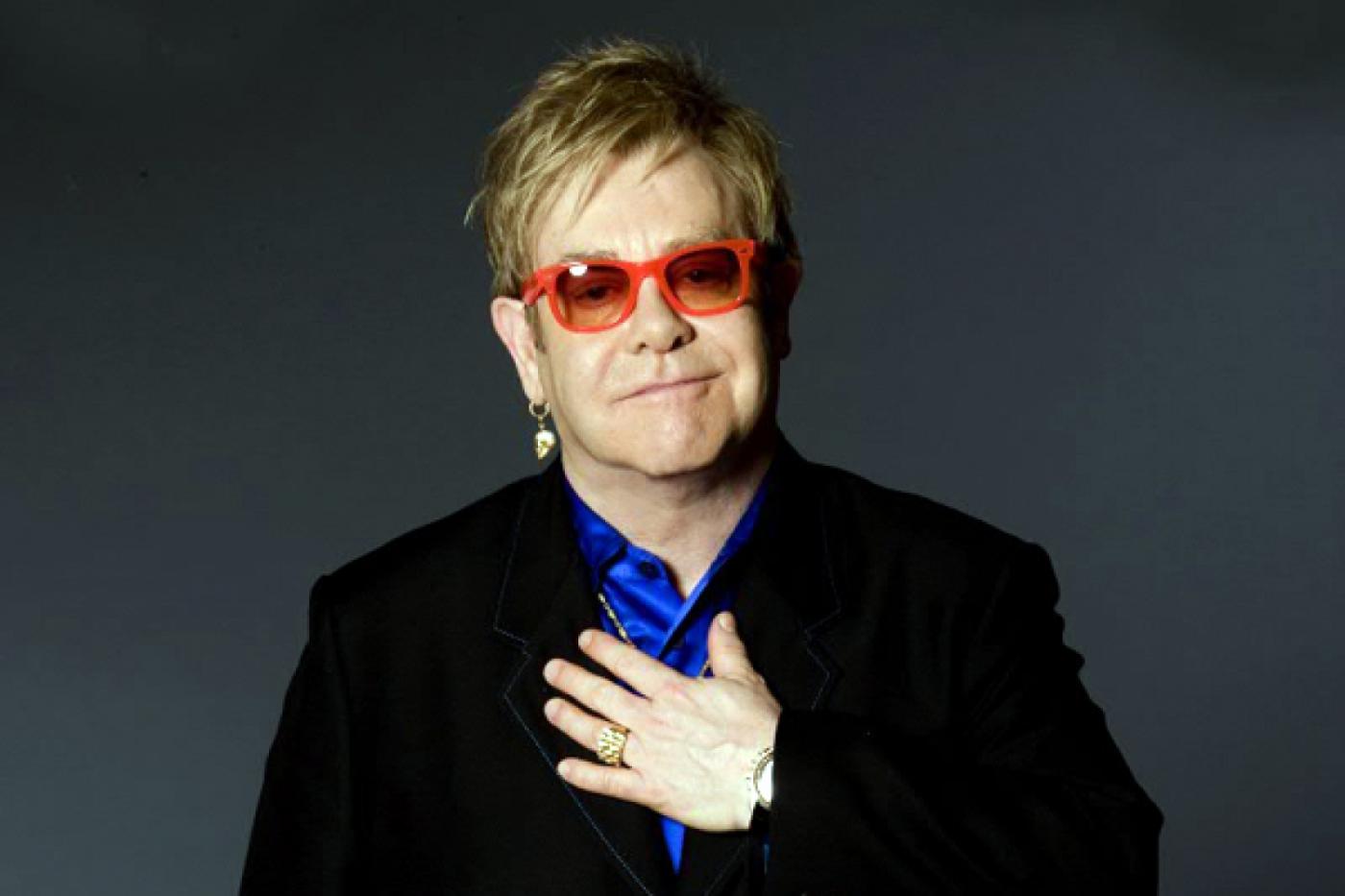 Элтон Джон запросил 19 градусов тепла в гримерке и много сладостей - Фото 1