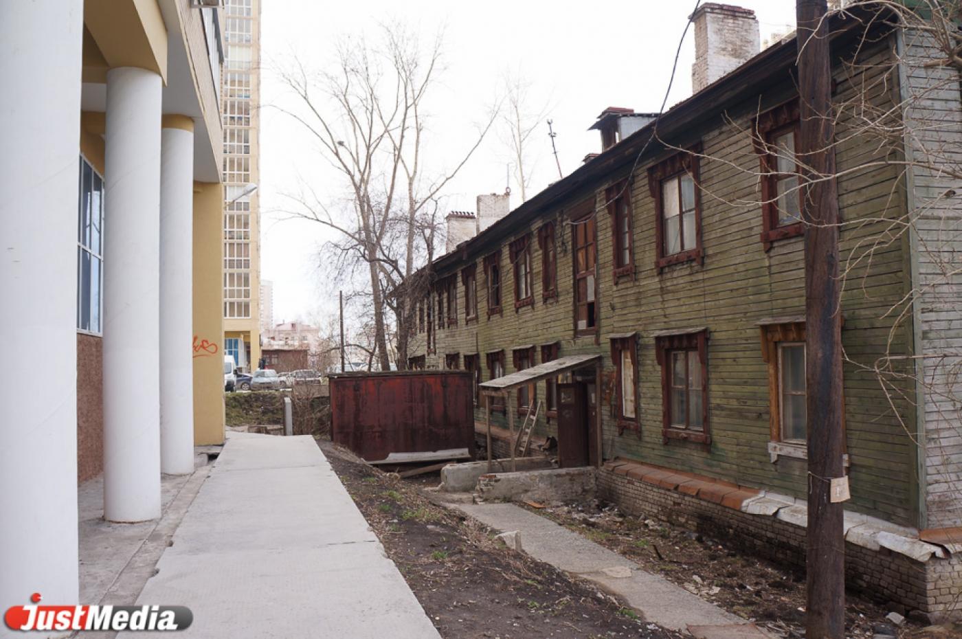 Федерация дает Свердловской области 2,2 млрд. рублей. На эти деньги власти построят новые бараки, чтобы переселить туда жильцов из ветхих  - Фото 1