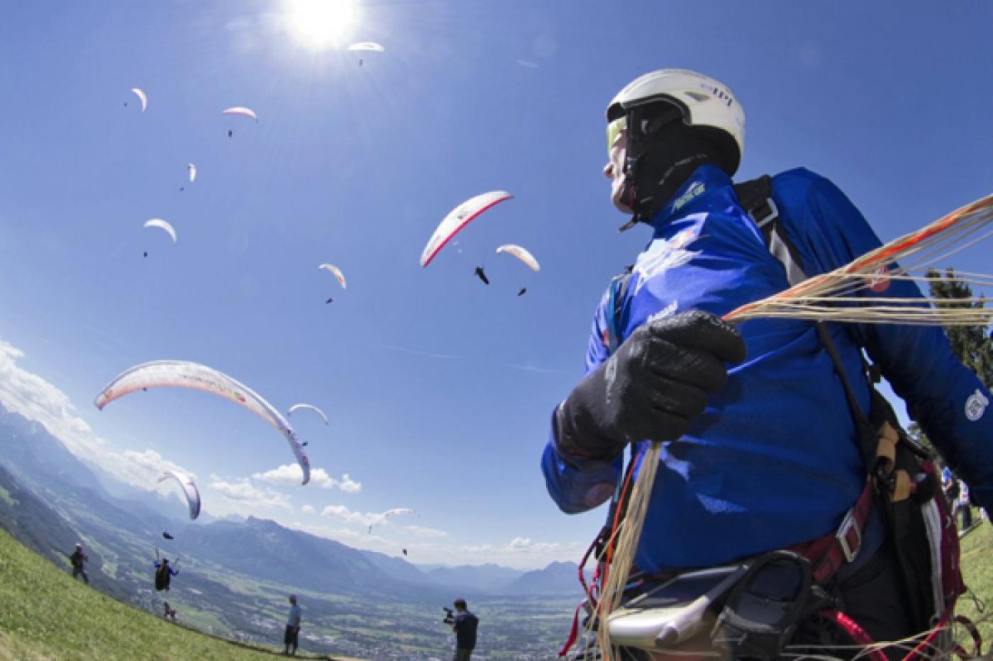 На пределе человеческих возможностей. В Екатеринбурге пройдет премьера фильма об участии российских спортсменов в гонке Red Bull X-Alps - Фото 1