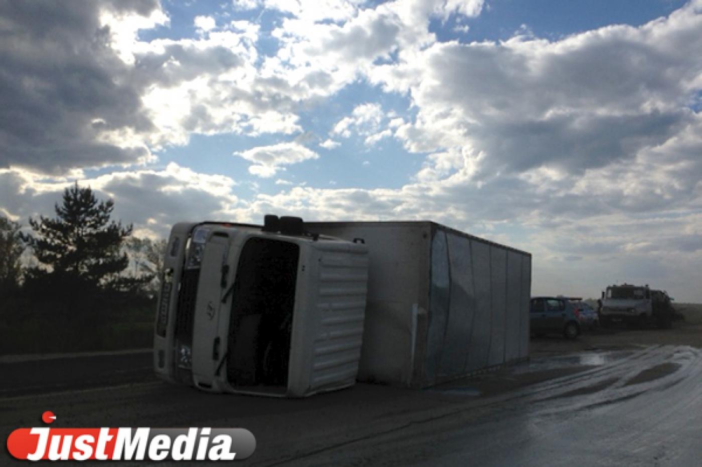 Неожиданный «сервис». На Челябинском тракте перевернулась фура с краской — сотни автомобилей рискуют поменять цвет. ФОТО - Фото 1