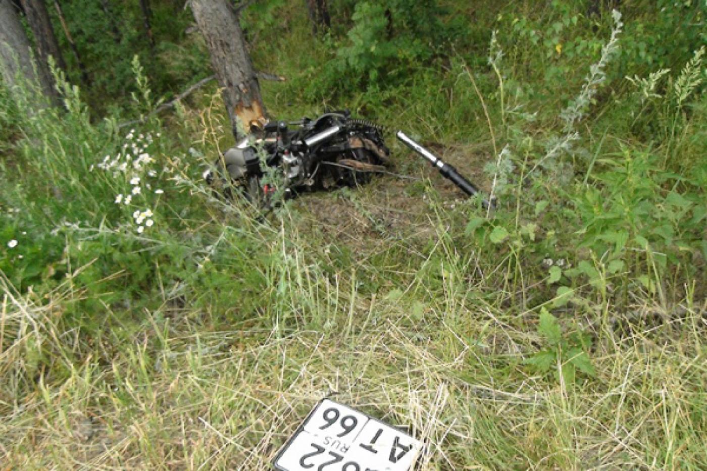 В Екатеринбурге в столкновении с тягачом погиб мотоциклист - Фото 1
