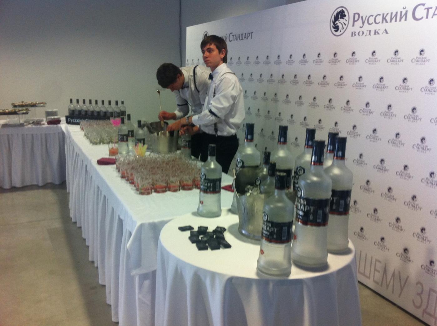 Накануне  ИННОПРОМа губернатора и журналистов поили водкой  - Фото 1