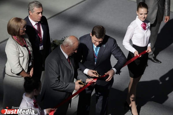 Куйвашева на ИННОПРОМе высадили из автобуса с разбитым окном, а Россель присмотрел котел на дачу