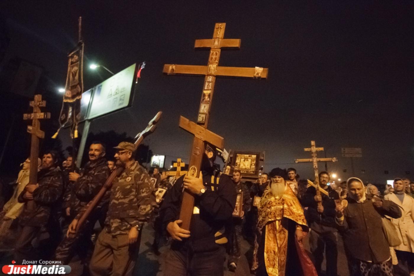 В Екатеринбурге почтили память святых царственных страстотерпцев. Крестный ход прошел от центра города до Ганиной Ямы - Фото 1