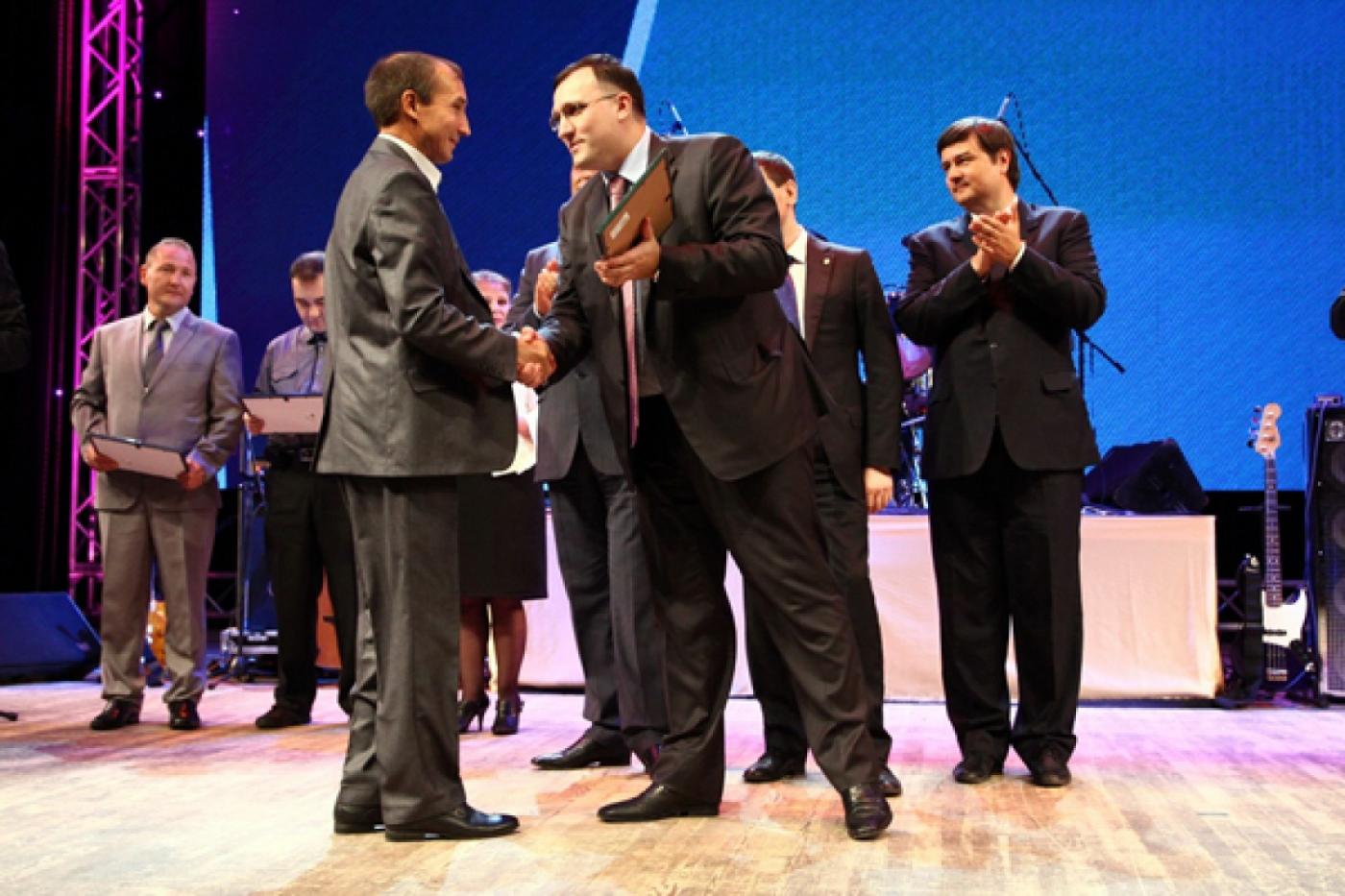 На 80-летие «Уралмашзавода» акционер предприятия «Газпромбанк» подарил работникам 18 квартир - Фото 1