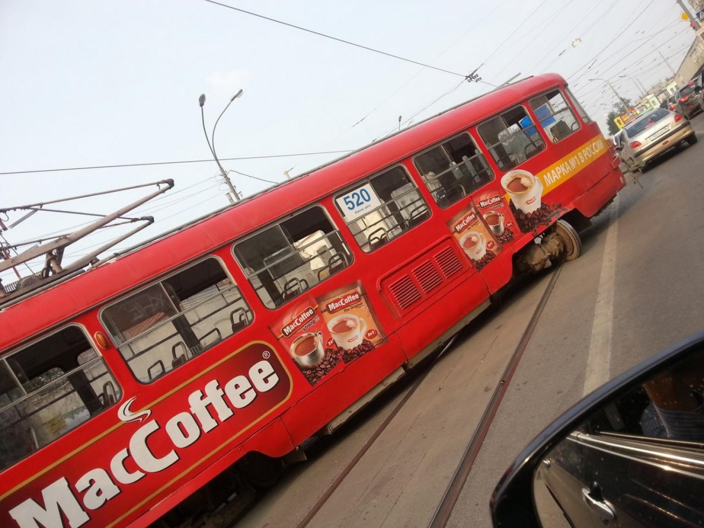 На улице Куйбышева с рельсов сошел вагон трамвая - Фото 1